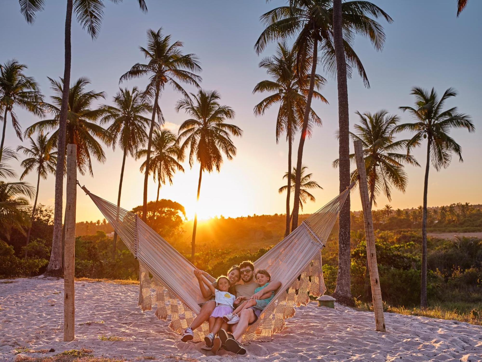 Grand Palladium Imbassai Resort & Spa Bagian luar foto Sunset at the beach